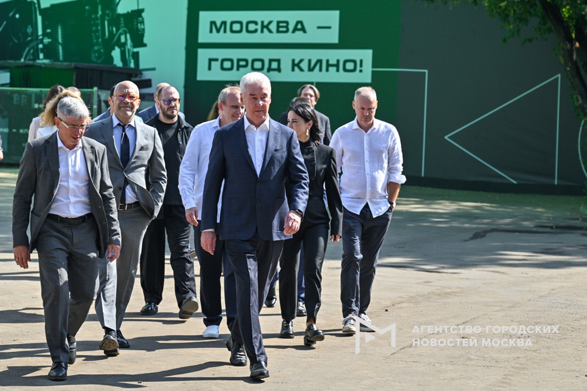 В рамках поддержки киноиндустрии создается Московский кинокластер который объединит несколько площадок сообщил Сергей Собянин  Кинопарк Москино в ТиНАО комплекс для проведения натурных съемок под открытым небом Построены 34 площадки шесть павильонов и шесть объектов инфраструктуры а к 2030 году их число вырастет до 70 Кинопарк уже стал площадкой для съемок 150 фильмов и сериалов  Кинозавод Москино на Рязанском проспекте современный кино медиакластер полного цикла где можно создать кино с нуля Там расположены четыре съемочных павильона два XR павильона с конструкцией из LED экранов для создания сцен с помощью технологии виртуальной реальности тематический павильон Полиция а также центр костюма и реквизита Жар птица центр моды и дизайна пространство музыкальных культур TAU Здесь будет построен уникальный павильон с бассейном глубиной 7 м для подводных съемок  Историческая киностудия имени Горького до конца 2025 года будут завершены масштабные работы по ее модернизации В составе кластера также работают киноплатформа и кинокомиссия Москино Подпишись на Агентство Москва
