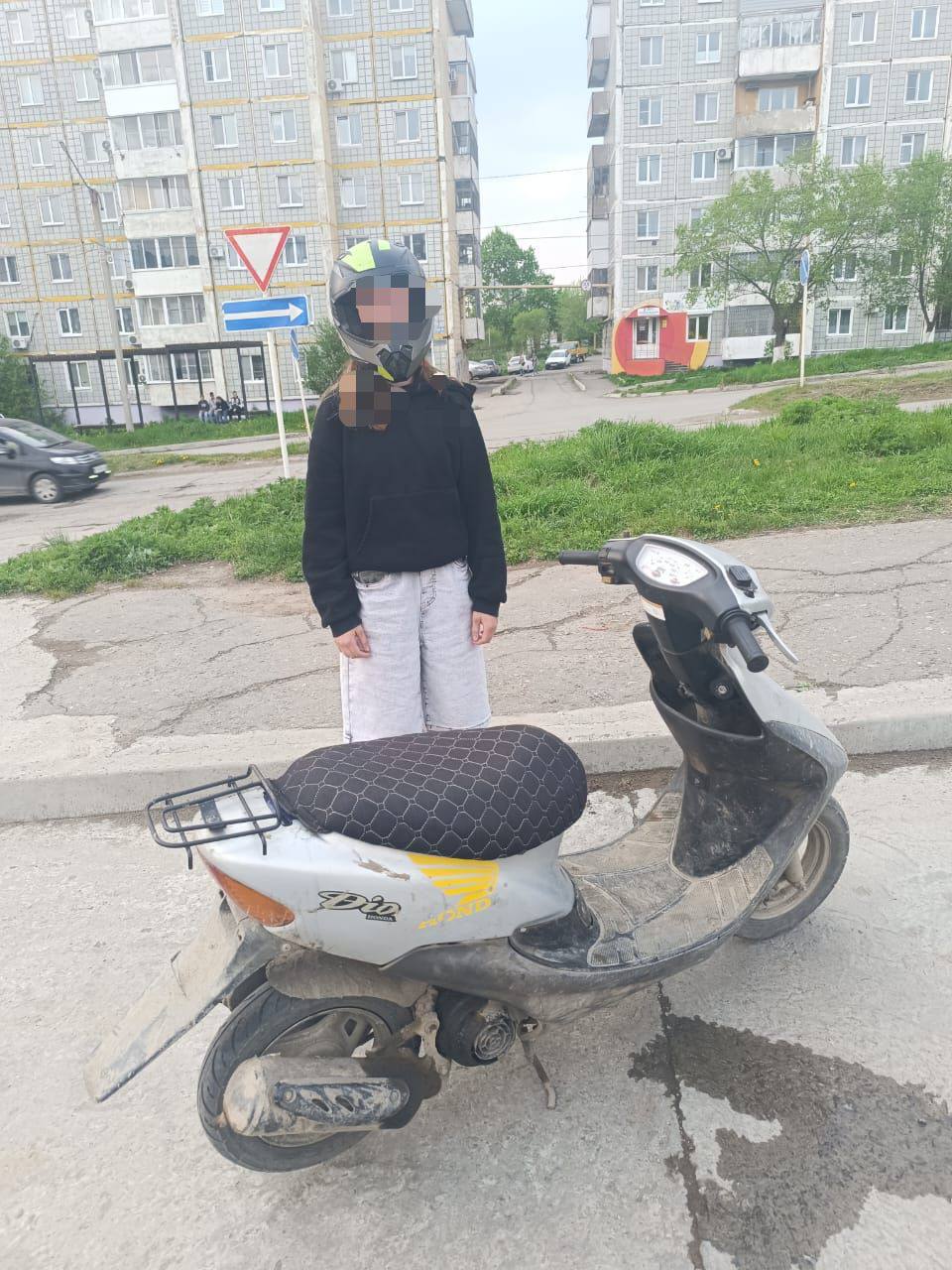 Две несовершеннолетние мопедистки задержаны в городе Амурске В ходе патрулирования улиц города сотрудниками ДПС были замечены два мопеда , под управлением девочек 2014 г.р и 2011 г.р. Соответственно, подростки не имеют права управления транспортными средствами. Из объяснения несовершеннолетних выяснилось, что они взяли мопеды без разрешения родителей. Мопеды переданы владельцам. Направлены материалы в ПДН для привлечения родителей по ст. 5.35 КоАП РФ - Неисполнение родителями или иными законными представителями несовершеннолетних обязанностей по содержанию и воспитанию несовершеннолетних влечет предупреждение или наложение административного штрафа.