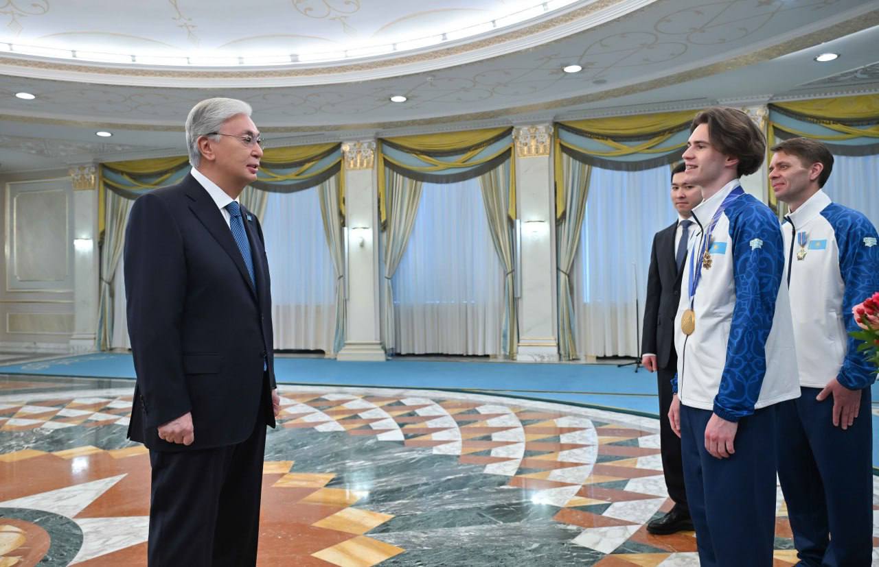 Глава государства наградил чемпиона ХХV зимних Олимпийских игр Михаила Шайдорова В резиденции Акорда состоялась церемония награждения чемпиона ХХV зимних Олимпийских игр Михаила Шайдорова и его тренеров В своем выступлении Президент Касым Жомарт Токаев отметил что эта Олимпиада стала поистине исключительным событием для всего Казахстана Благодаря триумфу Михаила Шайдорова завоевавшего золото в фигурном катании небесно голубой флаг Казахстана высоко поднялся над олимпийской ареной Прежде всего хочу поздравить и искренне поблагодарить Михаила а также выразить признательность его отцу тренеру и всем кто сегодня собрался в Акорде Мировое признание Михаила это результат вашего усердного труда и целеустремленности Под вашим началом он стал выдающимся спортсменом и смог в полной мере раскрыть свой талант Сегодня Михаилом гордится вся страна а для молодых ребят он стал настоящим образцом для подражания Стать олимпийским чемпионом значит принять вызов и быть готовым пройти сложнейшую дистанцию Высоких достижений добивается лишь тот кто неустанно трудится и проявляет железную дисциплину сказал Глава государства Президент подчеркнул что победа Михаила Шайдорова стала грандиозным достижением в летописи отечественного спорта Прежде всего это историческая награда которую казахстанцы ждали целых 32 года Во вторых это первое олимпийское золотое которое завоевали отечественные фигуристы В третьих весь мир смог убедиться что в Казахстане есть яркие таланты которые достойно продолжают славный путь знаменитого фигуриста Дениса Тена Блестящее выступление Михаила Шайдорова на Олимпиаде успех исторического значения Это настоящий триумф сотворенный нашим соотечественником на льду Кортина д Ампеццо Это результат неимоверно упорной работы над собой олимпийского чемпиона его веры в собственные силы его любви к такому очень сложному виду спорта как фигурное катание отметил Касым Жомарт Токаев t me aqorda resmi