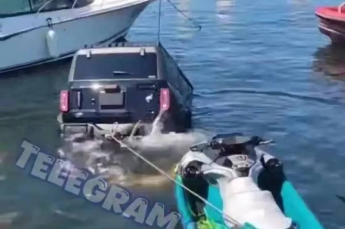 В яхт-клубе под воду ушел новый автомобиль Ford Bronco Во Владивостоке, в яхт-клубе МГУ, что на Эгершельде, произошел инцидент: машина, съезжавшая по слипу для спуска гидроцикла, оказалась в море. Причиной стала скользкая поверхность, покрытая водорослями. Владелец транспортного средства объяснил, что следовал инструкции, и ранее неоднократно успешно проделывал эту процедуру в данном месте. Затонувшее в воду транспортное средство, обнаруженное в яхт-клубе МГУ, оказалось новеньким Ford Bronco, еще даже без номеров. В момент происшествия водителя в машине не было, никто из людей не пострадал. Подробнее в «АиФ - Приморье»