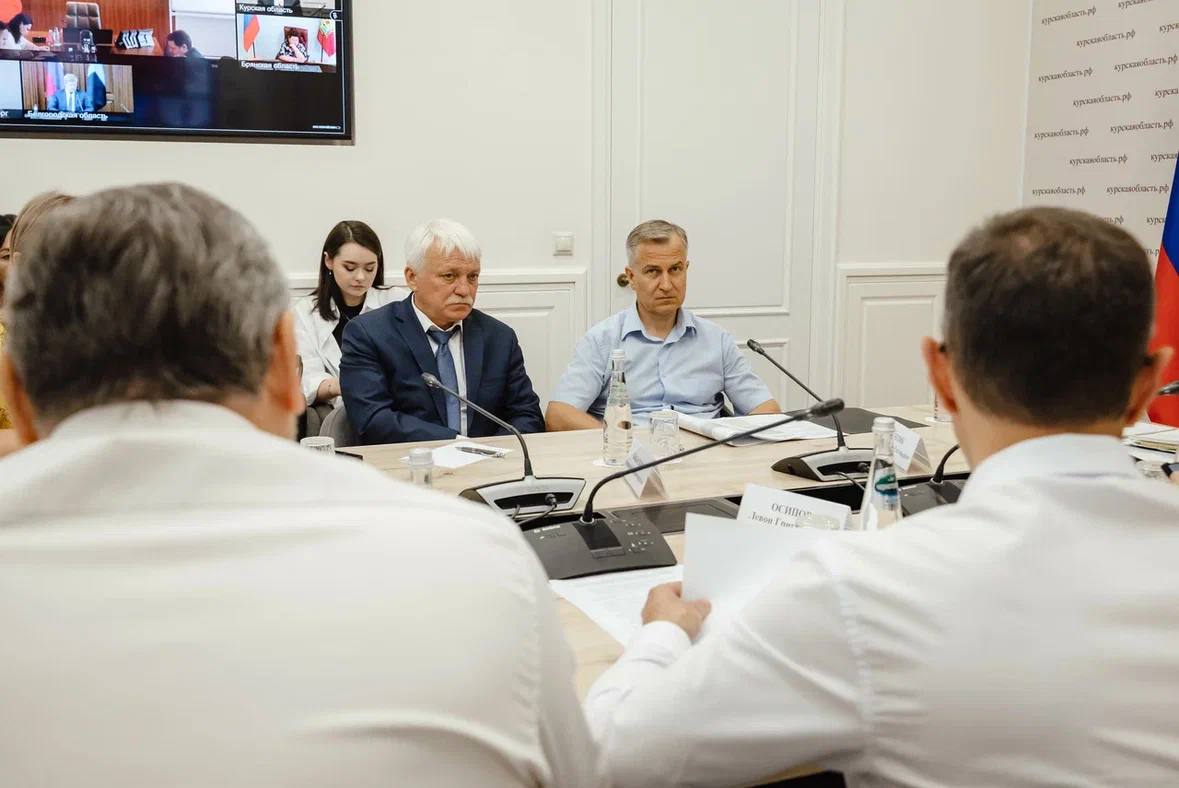 1 2 3 Помощь предприятиям приграничья — один из главных приоритетов региона На очередном совещании под руководством главы Минэкономразвития Максима Решетникова обсудили поддержку пострадавших от ВСУ предприятий. Ущерб в результате вторжения причинён более 1 тыс. предприятий. Его важно возместить в формате грантов, отметил Александр Хинштейн: — Многие представители приграничного бизнеса на момент вторжения уже были закредитованы. Дополнительные займы для них, даже на льготных условиях — крайне тяжёлая история. Индустриальный парк «Фатеж» станет первой площадкой, где предприятия из приграничья смогут разместить свои производства. На территорию парка распространятся преференции СЭЗ, как и на все 9 отселённых муниципалитетов. — К следующей неделе должны сформировать раздел программы по поддержке нашего бизнеса, определить примерные затраты и на что они пойдут, — сообщил Александр Хинштейн. Вести-Курск. Только проверенная информация Прислать новость