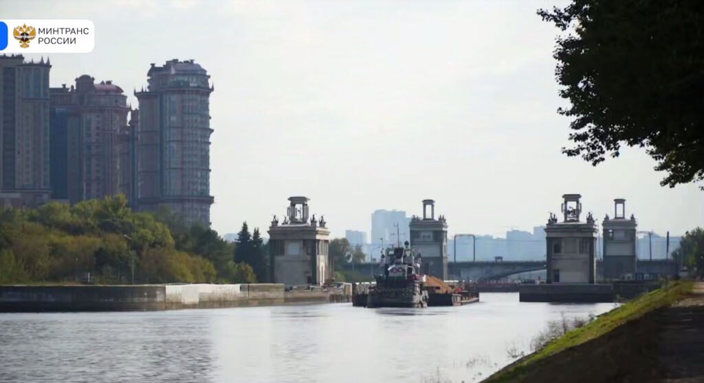 Канал им Москвы реконструируют seanews ru 2025 10 24 ru kanal im moskvy rekonstruirujut Реконструкцию канала имени Москвы планируется начать в 2026 году Как сообщает пресс служба Минтранса план работ обсудили на выездном совещании под председательством замминистра транспорта Валентина Иванова с участием представителей Росморречфлота и Ространсмодернизации Километровый участок между шлюзами 7 и 8 модернизируют по нацпроекту Эффективная транспортная система Здесь планируется провести реконструкцию русла канала подходов палы и дамб благоустроить