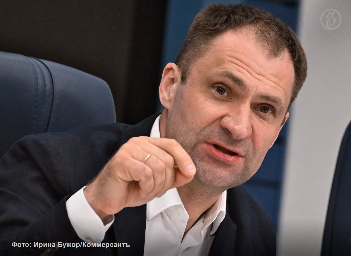 И о ректора УрФУ Илья Обабков ликвидировал должность проректора УрФУ по магистратуре Глава вуза не стал продлевать контракт с проректором по магистратуре Натальей Андрейченко рассказала Ъ Урал директор департамента вуза по связям с общественностью Анна Шкерина Она отметила что отставка прошла в рамках реформы административного блока университета Подразделение которое курировала Наталья Андрейченко будет переподчинено проректору по образовательной деятельности Олегу Обухову назначенному на эту должность в октябре Процесс реорганизации запущен подчеркнула госпожа Шкерина Подписывайтесь на Ъ Урал