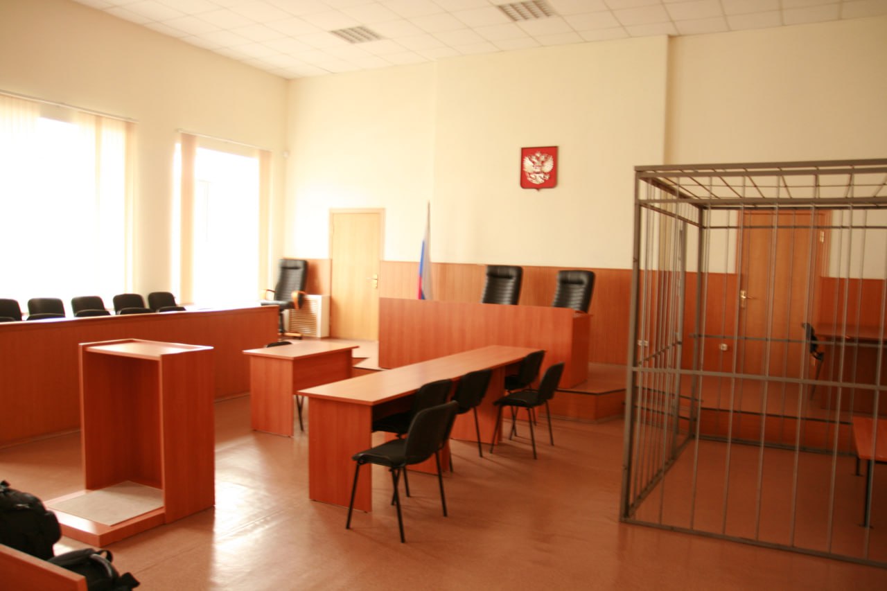 Экс чиновницу осудят за хищение из бюджета 620 тысяч рублей Прокуратура Уфимского района утвердила обвинительное заключение по уголовному делу против бывшей заместительницы главы администрации Зубовского сельсовета и двух местных жителей Обвиняемые предстанут перед судом за хищение бюджетных средств в особо крупном размере Согласно данным следствия экс чиновница фиктивно трудоустроила свою знакомую уборщицей территорий администрации сельского поселения Систематически внося ложные сведения в табели учета рабочего времени обвиняемая заработала свыше 500 тысяч рублей Кроме того бывшая замглавы незаконно получила более 120 тысяч рублей в рамках исполнения муниципального контракта на демонтаж ледовых городков в Уфимском районе Следствие выяснило что индивидуальный предприниматель с которым был заключен контракт фактически не выполнял работы Все обвиняемые не признали вину Уголовное дело направлено в Уфимский районный суд для рассмотрения по существу КП Уфа
