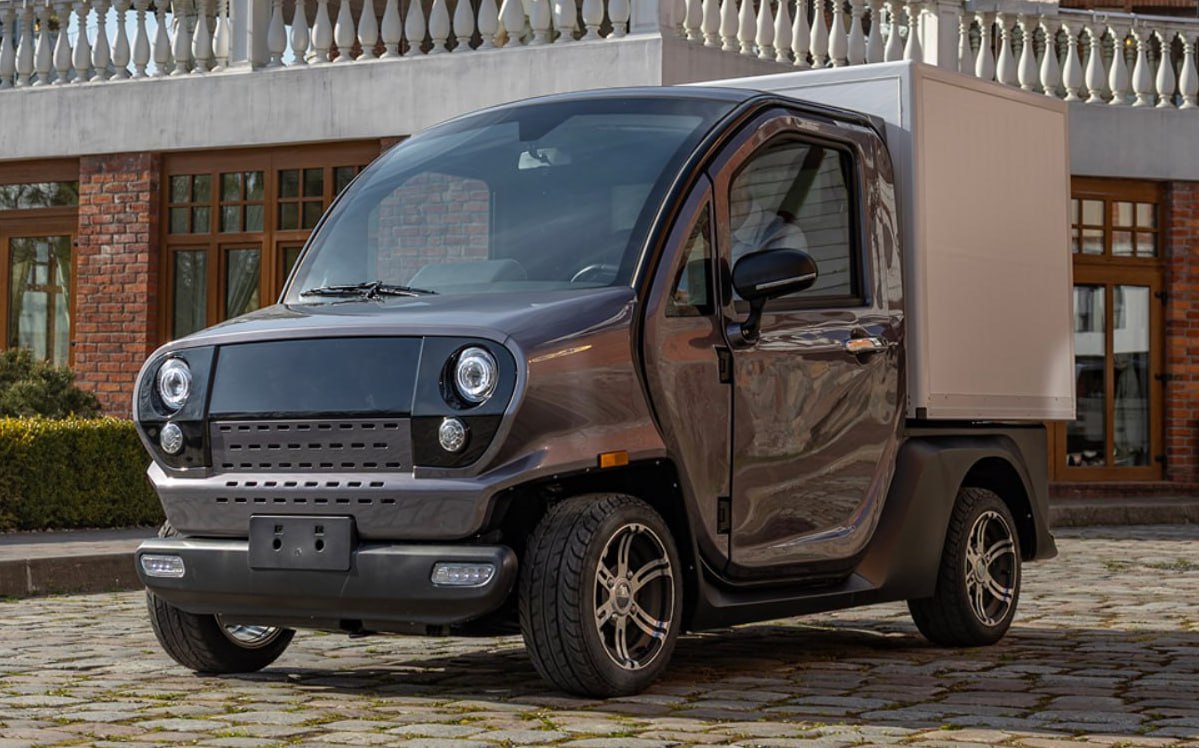 «Автотор» будет выпускать электропикап Eonyx Profi для городской доставки В Калининграде «Автотор» показал вторую модель нового бренда Eonyx — компактный электрический грузовичок Profi Pickup. Машина создана для развозки в черте города и относится к категории L7. Габариты — менее 3 метров в длину и 1,46 м в ширину. Eonyx Profi — это локализованная версия китайского Luqi EV6000 Revolux, адаптированная под российский рынок. Электромотор на 8,2 л.с. вращает передние колёса, а на одном заряде пикап способен проехать до 120 км.