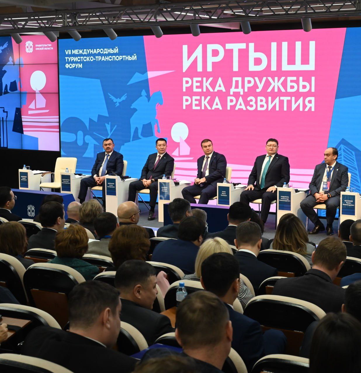 Иртыш река дружбы главы регионов Казахстана и России встретились в Омске на международном форуме Только по территории Павлодарской области река проходит 720 км поделился глава региона Асаин Байханов По его словам навигация по Иртышу продолжается 190 дней речной транспорт может перевезти 700 тысяч тонн грузов в год В рамках визита делегации возложили цветы к памятнику Шокана Валиханова к мемориальной доске Кемелю Токаеву в Омске