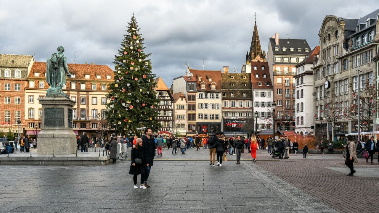 Во Франции отменили слово Рождество Как сообщает газета Le Figaro улицы Парижа уже украшены к Рождеству однако название самого праздника встретить невозможно Все поздравления нейтральные горожанам просто желают веселых праздников Такое решение было принято французскими властями исходя из рекомендаций Еврокомиссии которая выпустила специальное руководство где сказано применять альтернативные формулировки ради продвижения инклюзивности Сами французы этой инициативы не разделили Вместо борьбы с дискриминацией людей которые не празднуют Рождество многие увидели уничтожение христианских корней Европы