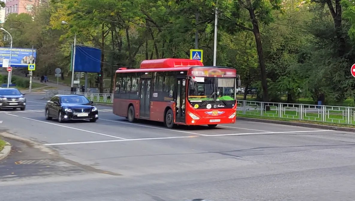 Недобросовестных перевозчиков в Хабаровском крае будут штрафовать Вопрос эффективного административного воздействия на перевозчиков депутаты краевой Законодательной Думы рассматривали не единожды теперь ими был принят закон который устанавливает административную ответственность для перевозчиков при нарушении ими ряда требований Так перевозчики не должны пропускать рейсы соотношение отмененных рейсов к запланированным за квартал не должно превышать 5 поездок по графику при этом необходимо соблюдать установленное количество единиц транспорта на маршруте Также об изменении стоимости проезда они обязаны уведомлять заранее не позднее чем за 15 дней За нарушения указанных норм предусматриваются штрафы для должностных лиц в размере 3 5 тысяч рублей для юридических лиц 25 40 тысяч рублей Помимо этого был принят еще один закон который направлен на повышение ответственности должностных и юридических лиц качества проводимой ими работы от которой зависит снижение негативных воздействий от ЧС Утверждена ответственность за неисполнение или ненадлежащее исполнение решения комиссий по предупреждению и ликвидации чрезвычайных ситуаций и обеспечению пожарной безопасности регионального и муниципального уровней Штрафы предусмотрены на должностных лиц в размере от 10 до 30 тысяч рублей на юридических лиц от 50 до 100 тысяч рублей За бездействие в условиях режима повышенной готовности или чрезвычайной ситуации либо повторное совершение административного правонарушения штрафы повышенные до 50 и 200 тысяч рублей соответственно todaykhv