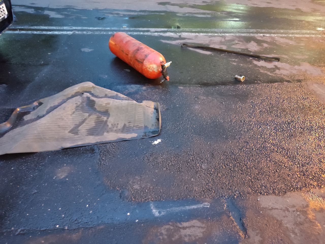 Подробности о взрыве газового баллона в центре Еревана По сообщению Спасательной службы, 1 мая в 19:31 в Наццентр кризисного управления поступил сигнал о том, что по адресу Сарьяна 2/2 в машине произошел взрыв. На место выехал один боевой расчет и группа полицейских. Выяснилось, что в автомобиле Opel взорвался газовый баллон. По предварительным данным, пострадали два человека, один из них на месте получил соответствующую помощь, а второй госпитализирован. Фото: Новости-Армения