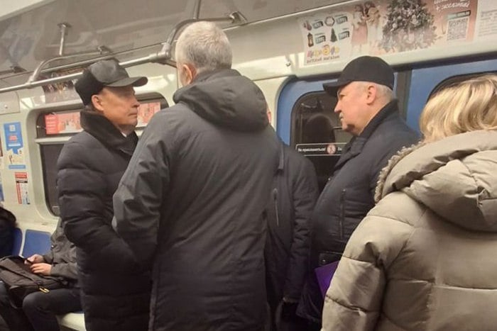 Мэр Екатеринбурга Орлов поехал на метро за новыми троллейбусами  Глава Екатеринбурга Алексей Орлов вновь замечен в метро.  Как сообщает Telegram-канал «Екатеринбург. Главное», мэр поехал принимать первую партию новых троллейбусов.  — По пути проверяет работу метро и электротранспорта. Со станции «Проспект Космонавтов» до Орджоникидзевского депо он планировал ехать на троллейбусе.  Напомним, что Орлова видят в метро уже третий раз за последние пару месяцев. Это начало происходить после того, как спикер Совета Федерации РФ Валентина Матвиенко предложила главе Екатеринбурга Алексею Орлову чаще пользоваться общественным транспортом.