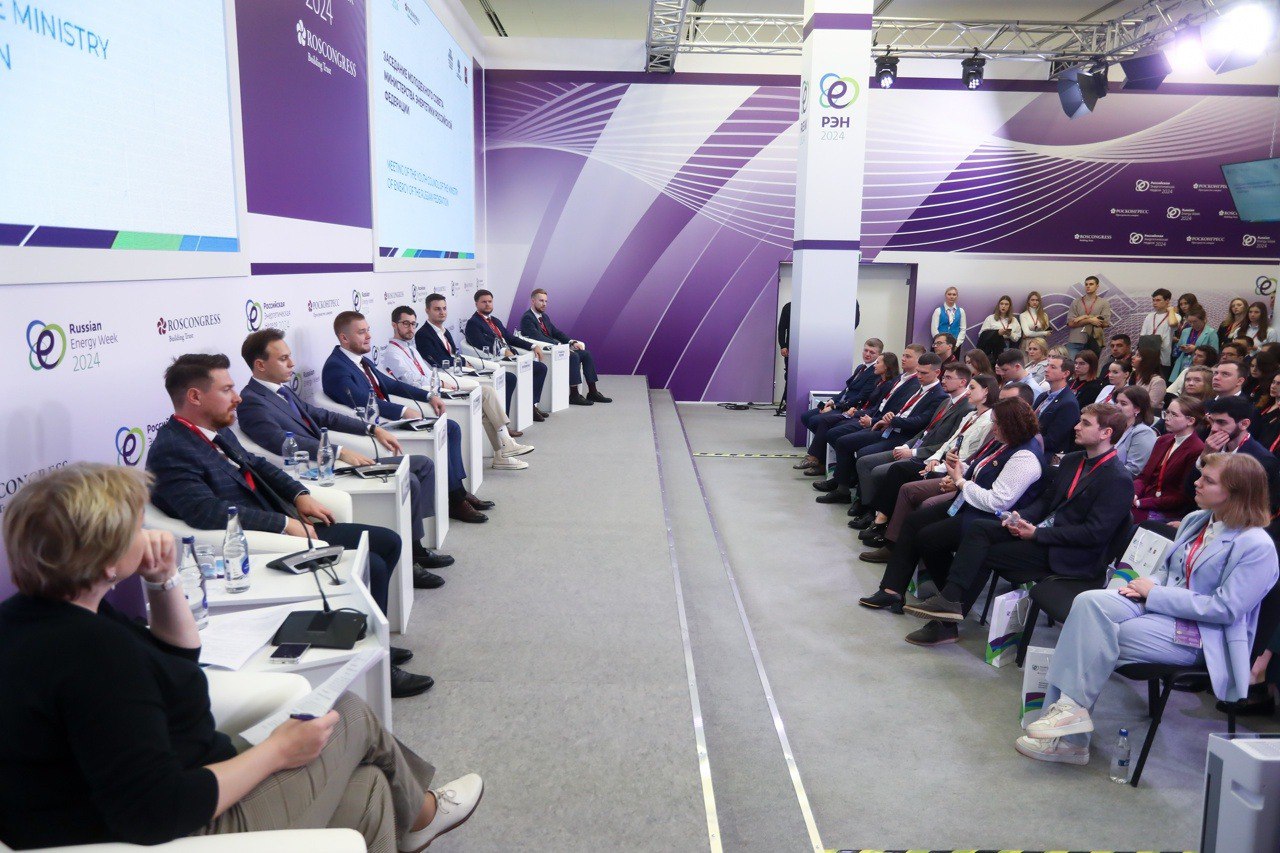 Усилия компаний ТЭК по развитию кадрового потенциала будут отмечены новой премией Благотворительного фонда Надежная смена В энергетике России трудится примерно 2 6 2 7 миллиона человек Это число охватывает весь топливно энергетический комплекс включая добычу переработку и производство электроэнергии В эпоху технологических преобразований успех ТЭК России определяется не только мощью природных ресурсов но и человеческим капиталом мы строим будущее отрасли через инвестиции в развитие талантов создание экосистемы профессионального роста и формирование корпоративной культуры подчеркнул советник Президента Российской Федерации ответственный секретарь Оргкомитета РЭН 2025 Антон Кобяков