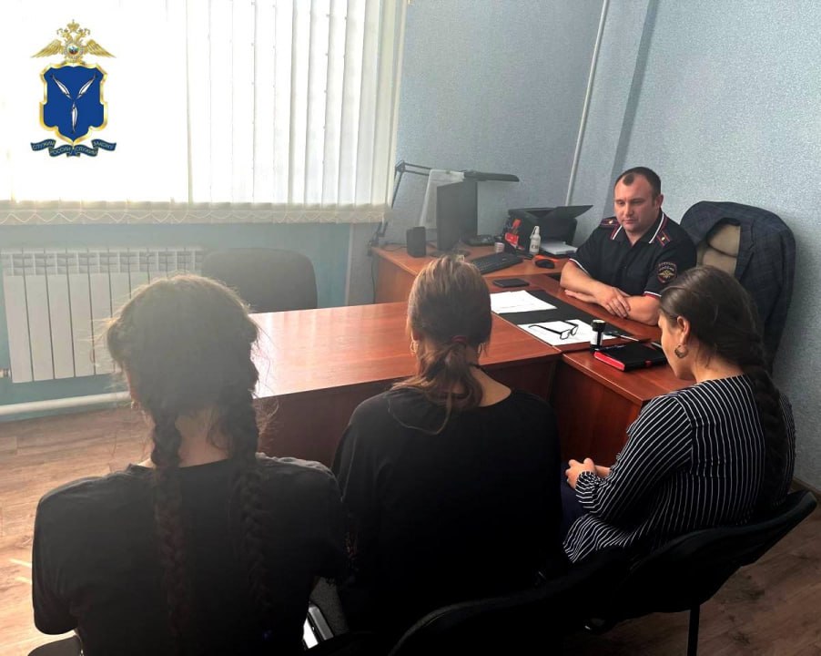 В городе Пугачеве Саратовской области возбуждено уголовное дело по признакам преступления, предусмотренного ч. 3 ст. 354.1 УК РФ реабилитация нацизма . Ранее в сети была распространена видеозапись, на которой зафиксированы противоправные действия группы несовершеннолетних цыганской национальности, совершенные 29 мая 2025 года у Вечного огня. В правоохранительных органах сообщили, что личности причастных к совершению противоправных действий установлены — в отдел полиции были доставлены две 15-летние и 16-летняя местные жительницы. После данного инцидента руководитель цыганской общины Пугачевского района Сергей Поляков выступил с осуждением действий нарушителей: «После увиденной публикации в социальной сети „ВКонтакте“, возмущение и гнев переполняют меня. Невозможно передать словами ту степень возмущения, которую вызывает подобное надругательство над символом нашей общей памяти, над священным местом, коим является Вечный огонь. Сушка одежды на „Вечном огне“ после купания — это не просто акт вандализма, это плевок в лицо каждому, кто чтит память о героях, отдавших свои жизни за нашу свободу и мир. Это осквернение, которое не может остаться безнаказанным», — подчеркнул Сергей Поляков.