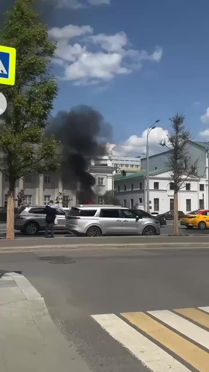 Возгорание автомобиля на Садовом кольце в Москве