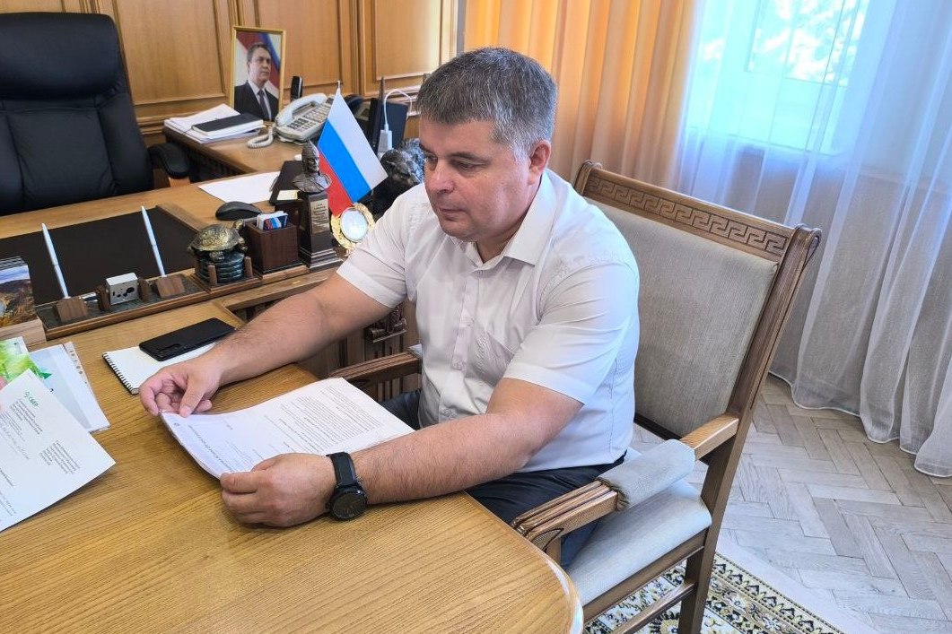 С заместителем Управляющего Головным отделением по ЛНР Центрально-Черноземного банка ПАО «Сбербанк» Алексеем Кибалко обсудили вопросы взаимодействия. Осенью 2024 года в Свердловске открылось первое отделение Сбербанка. С того времени учреждение не только оказывает финансовые услуги для физических и юридических лиц нашего округа, но и серьёзными темпами расширяет сеть терминалов и банкоматов. Поговорили о развитии цифровых сервисов, инновационных решениях и продуктах от Сбера, которые могут существенно повысить эффективность работы во всех сферах ведения бизнеса муниципалитета и улучшить качество предоставляемых услуг населению. Договорились о проведении встреч с трудовыми коллективами предприятий всех форм собственности, представителями малого и среднего бизнеса, сельхозтоваропроизводителями. Уверен, что внедрение новых решений в финансовой сфере поможет Свердловскому муниципальному округу стать еще более эффективным и современным.