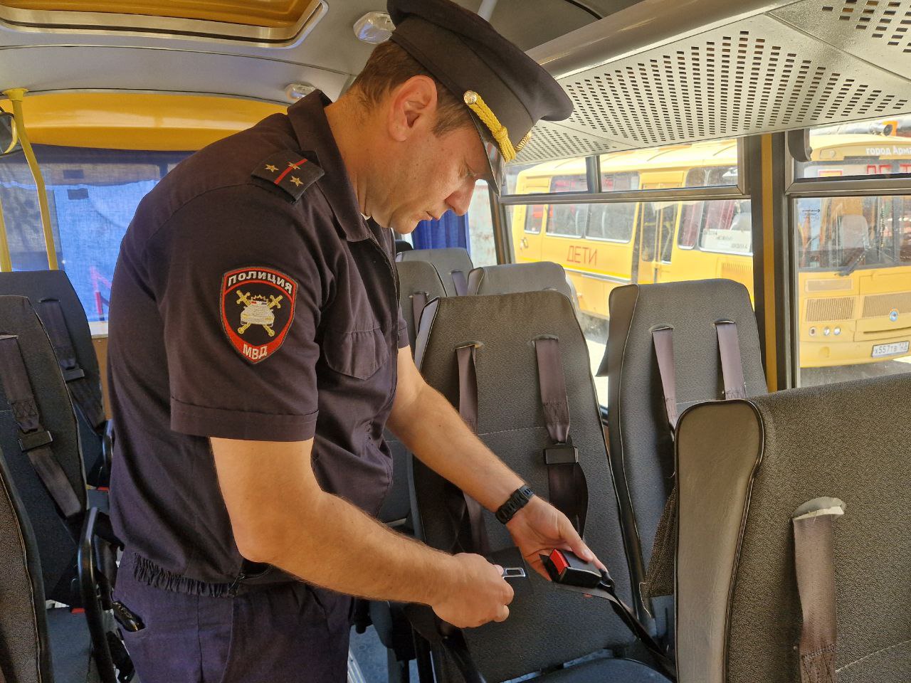 Сотрудники отдела технического надзора отдела Госавтоинспекции по городу Армавиру проверили безопасность школьных автобусов В ходе осмотра проверено техническое состояние ТС, осуществляющих подвоз учащихся к образовательным учреждениям, исправность тормозной и рулевой систем автобусов, внешних световых приборов, износ протекторов шин, наличие и исправность пятиточечных ремней безопасности, оснащенность тахографами. Тщательно осмотрены ТС и на наличие системы ГЛОНАСС. Проверена соответствующая документация. В ходе проверки нарушений выявлено не было. Также сотрудники отдела технического надзора провели профилактические беседы с водителями школьных автобусов о необходимости строгого соблюдения ПДД при перевозке детей и напомнили об ответственности за жизнь и здоровье несовершеннолетних пассажиров. Госавтоинспекция Кубани. Подписаться