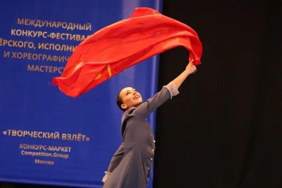 Балетмейстер из Луганска завоевала Гран при на международном конкурсе Танцевальная композиция Непокоренные балетмейстера луганского ансамбля Рондо Ольги Филипоненко завоевала Гран при на VI Международном конкурсе фестивале актерского исполнительского и хореографического мастерства Творческий взлет который проходил в Москве Ольга Филипенко рассказала что в соей постановке стремилась создать собирательный образ девушки из Молодой гвардии Танец назван Непокоренные потому что хотя молодогвардейцы погибли они не были побеждены Номер произвел неизгладимое впечатление на публику Жюри конкурса оценив глубину образа и безупречную технику артистки из Луганска присудило ей Гран при