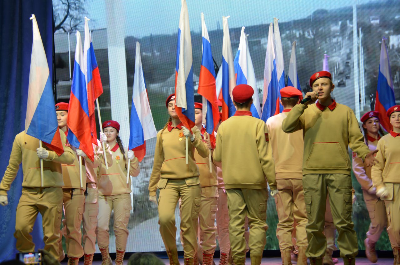 23 января в Белогорске стартует месячник оборонно массовой и спортивной работы Мероприятия патриотической направленности охватят все школы и детские сады города учреждения культуры и спорта Начнётся месячник 23 января сообщила начальник отдела по делам молодёжи и воспитательной работе Анастасия Дудник Его торжественное открытие состоится в Гимназии 1 Тематические беседы уроки мужества встречи с ветеранами Великой Отечественной войны участниками боевых действий в горячих точках сотрудниками силовых структур и военнослужащими лишь малая часть запланированного Традиционно в рамках месячника школьники примут участие в акциях посвящённых снятию блокады Ленинграда Также для них проведут патриотические уроки классные часы приуроченные к 83 й годовщине Сталинградской битвы В рамках месячника школьники проведут уборку памятных мест Неотъемлемой частью станут спортивные соревнования а также интеллектуальные игры и викторины связанные с историей Великой Отечественной войны Вооружённых Сил РФ жизнью и деятельностью выдающихся людей в истории Отечества экскурсии Вместе с тем состоится битва хоров Во славу Родины поём конкурс военно патриотической песни среди обучающихся конкурс стихотворений смотр строя и песни России славные сыны и многое другое Для школьников организуют просмотры тематических документальных и художественных фильмов о войне показательные выступления и мастер классы В течение месяца жители города смогут принять участие в общегородских мероприятиях уроках мужества часах патриотизма выставках акциях Блокадный хлеб и Блокадная ласточка Подробнее с мероприятиями белогорцы могут ознакомиться в плане размещённом на официальном сайте белогорск рф Следите за новостями на Белогорск РФ   ВK   ОК   MAX канал   поддержать канал