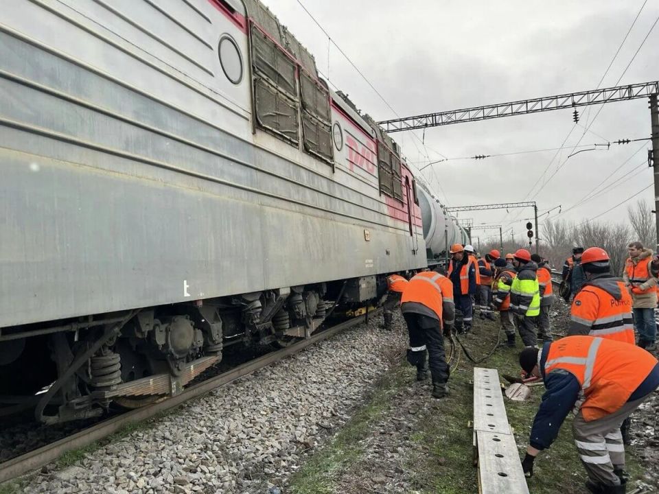 Число задержанных поездов в сообщении с Крымом выросло до восьми МОСКВА 28 дек РИА Новости Число пассажирских поездов Таврия между Крымом и городами материковой части России задерживающихся в пути следования из за инцидента в Ростовской области выросло с семи до восьми сообщает компания Гранд Сервис Экспресс Из за инцидента на Северо Кавказской железной дороге в пути следования задерживаются 8 поездов Таврия говорится в сообщении Так теперь помимо семи пассажирских составов задержанных утром в воскресенье в пути следования на 1 5 часа задерживается поезд 078 Симферополь Санкт Петербург отправлением 27 декабря Как сообщили утром в воскресенье в Северо Кавказской железной дороге в Ростове на Дону из за схода локомотива задержали 25 поездов Движение Подробнее