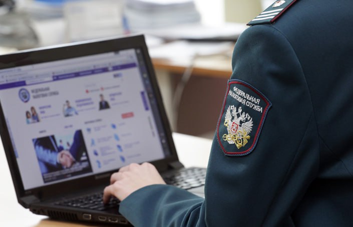 Налоговая начала доначислять НДФЛ россиянам за доходы в ЕС и Швейцарии ФНС активизировала контроль за доходами граждан полученными в недружественных юрисдикциях Проверки охватывают периоды 2022 2024 годов и связаны с приостановкой соглашений об избежании двойного налогообложения с 38 странами включая государства ЕС Великобританию и Швейцарию Теперь налоги уплаченные в этих странах с нарушением соглашений не засчитываются что ведет к доначислениям и штрафам Из за прекращения автоматического обмена данными ФНС ищет зарубежные доходы своими силами и требуют пояснений от граждан при обнаружении малейших зацепок Особое внимание уделяется счетам в Швейцарии где зачисление инвестиционных доходов грозит штрафом до 40 от суммы операции fatcat18