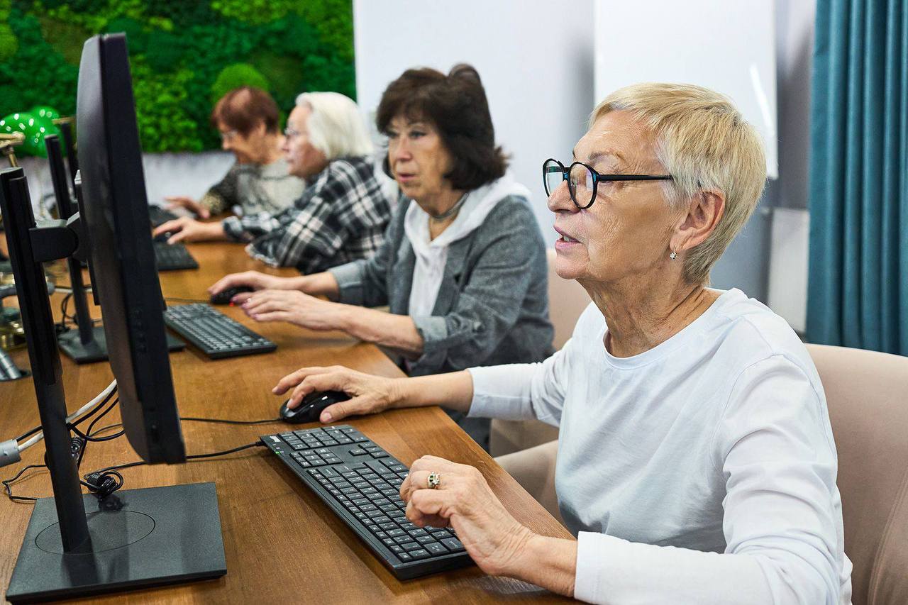 Проект Московское долголетие запускает курс по нейросетям для старшего поколения Занятия начнутся 5 марта в 11 флагманских центрах Участники научатся применять искусственный интеллект в повседневной жизни Слушатели освоят работу с промптами смогут создавать изображения и открытки Отдельный блок посвятят оцифровке и анимации старых семейных фотографий Запись уже открыта на сайте Присоединиться к Московскому долголетию можно на mos ru или в центрах госуслуг