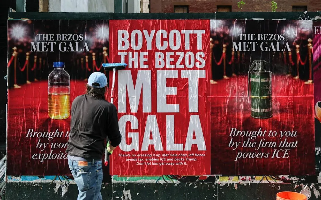 Накануне Met Gala на улицах Нью Йорке развернулся бойкот против Джеффа Безоса и его жены Лорен Санчес которые в этом году напоминаю выступают почетными сопредседателями бала Безос вложили в мероприятие 10 млн объяснив это в том числе любовью Лорен к моде Безос заработал состояние в том числе и на fast fashion поэтому его участие в главном модном событии кажется ну очень сомнительным и это не единственная причина Его также упрекают в поддержке Трампа уклонении от налогов и в жестких рабочих условиях от неоплаченных ночных смен до плохих санитарных условий на фабриках Amazon Поэтому его излишнее внимание к самому важному мероприятию в мире моды выглядит как способ выставить себя меценатом Некоторые гости уже негласно отказались от посещения среди которых Зендея Мэрил Стрип и даже мэр Нью Йорка Зохран Мамдани Посмотрим что нас будет ждать этой ночью Mur в MAX