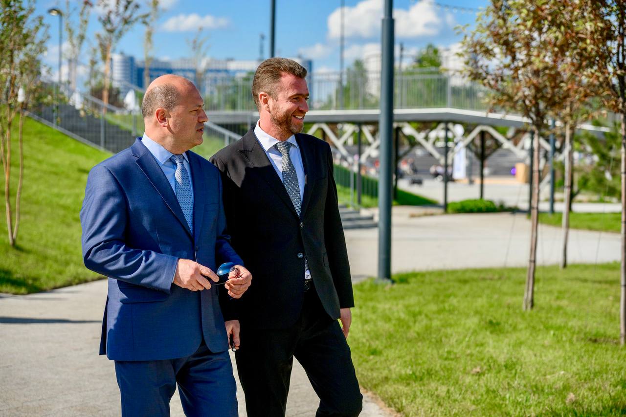 В Ростове-на-Дону открыли новый грандиозный парк на левом берегу Дона. Проект по-настоящему уникальный. Его за счет собственных средств построила ГК «ЮгСтройИнвест» в рамках реализации масштабного инвестпроекта. На площади 7,7 га реализованы функциональная и природная зоны. В каждой – свои объекты: станция канатной дороги и амфитеатр, смотровая площадка и павильон велопроката, бульвар с фонтанной группой и пешеходные мосты, детские площадки, скейт-парк и скалодром. В природной зоне – болотные и травяные сады, искусственные озера. С открытием ростовчан поздравил глава города Александр Скрябин и почетные гости праздника. Поздравляю дорогих ростовчан с замечательным событием! Уверен, что этот парк на Левобережье станет новой визитной карточкой донской столицы. #застройщикРФ #ЮгСтройИнвест