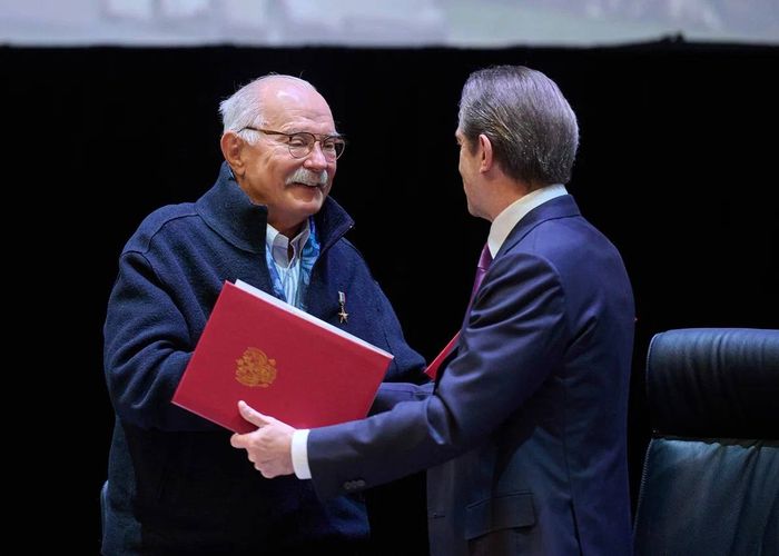Режиссёра Никиту Михалкова переизбрали председателем Союза кинематографистов России Решение было принято на XII съезде который прошёл во ВГИКе