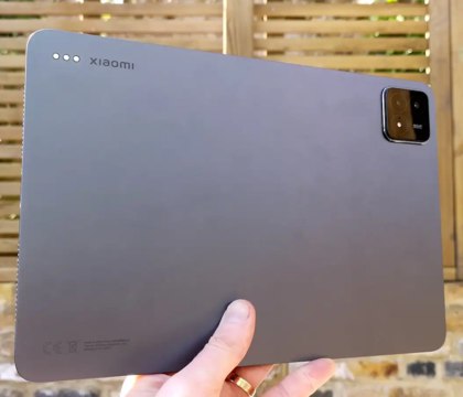 Xiaomi анонсировала серию планшетов Pad 7 — экран 3,2K, чип Snapdragon 8s Gen 3, HyperOS 2  Как и ожидалось, Xiaomi начала заранее раскрывать информацию о новых продуктах, которые будут представлены в конце октября. Xiaomi 15 пока не показали  это случится в ближайшее время , но анонсировали серию планшетных компьютеров Pad 7. Компания раскрыла дизайн одной из моделей и некоторые характеристики.  Читать далее