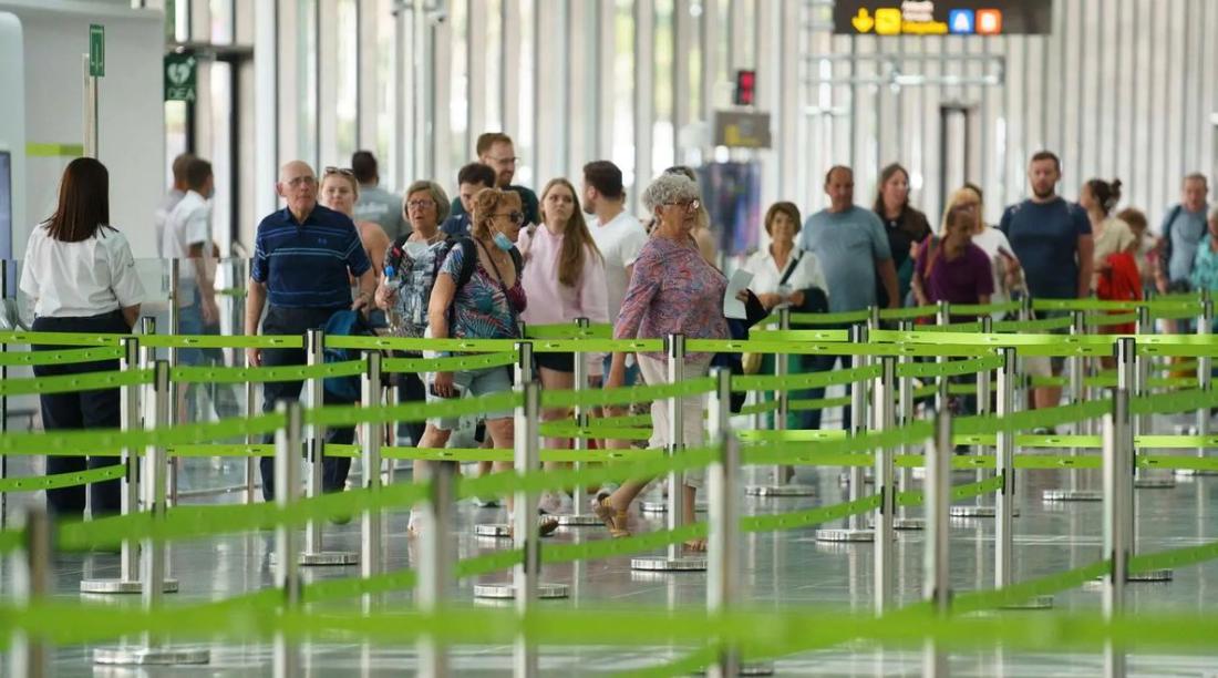 В аэропорту Тенерифе задержан пассажир пытавшийся провезти на борт свою мертвую жену в инвалидной коляске Во время контроля сотрудник аэропорта заметил что женщина ни на что не реагирует Он взял ее за руку которая оказалась подозрительно холодной На место прибыли сотрудники полиции Кативший коляску 80 летний пассажир заявил им что его жена скончалась в аэропорту пару часов назад Но его все равно арестовали и начали расследование