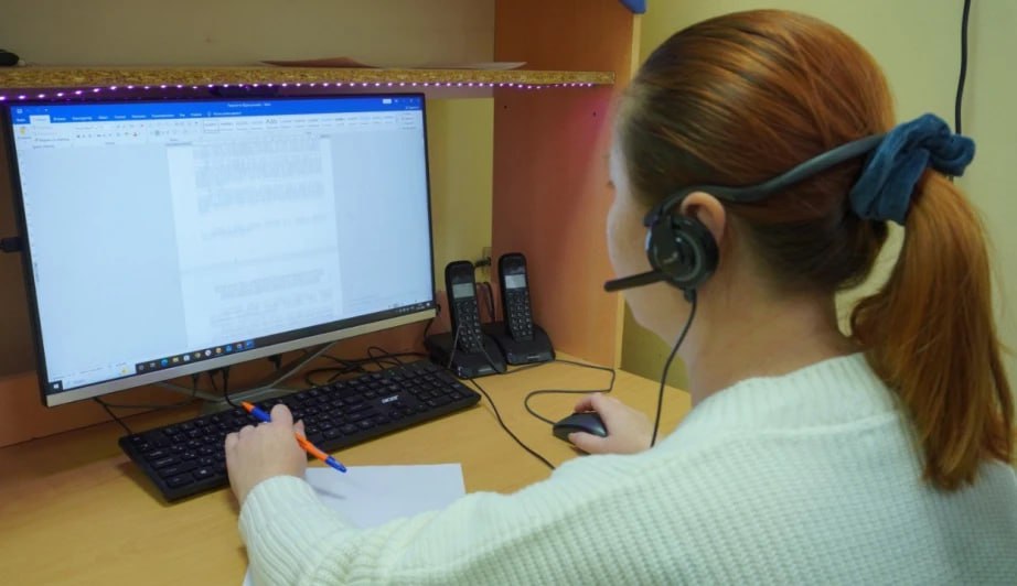 Бесплатную психологическую помощь получили более 7 тыс взрослых и детей в Хабаровском крае по телефону доверия в 2025 году В регионе служба дистанционной психологической помощи детям подросткам и их родителям работает на базе центра Псилогия В прошлом году туда обратились более 7 тыс человек А за 16 лет психологи приняли свыше 60 тыс звонков свыше половины из них от взрослых людей Работает телефон доверия круглосуточно без выходных Звонок доступен с любого телефона по номеру 8 800 200 01 22 или по короткому номеру 124   На телефоне доверия работают 5 специалистов В случае сложных ситуаций могут подключиться различные городские и краевые государственные службы ХАБАРОВСКИЙ КРАЙ в МАХ