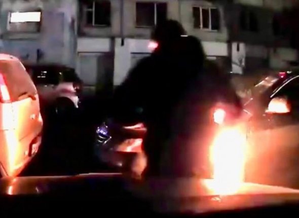 Мужчина поджег автомобиль начальника ГАИ в Бодайбо Следователи возбудили уголовное дело ВИДЕО Читать подробнее на сайте...