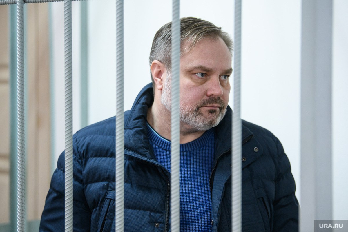 Обвиненный в коррупции свердловский экс-мэр просится на фронт. Бывший глава Дегтярска Пильников, признавшийся, что получал взятки от своего зама, подал соответствующее прошение, оно рассматривается. По распространенной версии, Пильников, задержанный в декабре 2024-го и сейчас находящийся под домашним арестом, мог дать показания на экс-министра ЖКХ Смирнова, который сейчас в СИЗО. Ранее стало известно, что на СВО готов уйти и Смирнов. Главный политический канал Урала