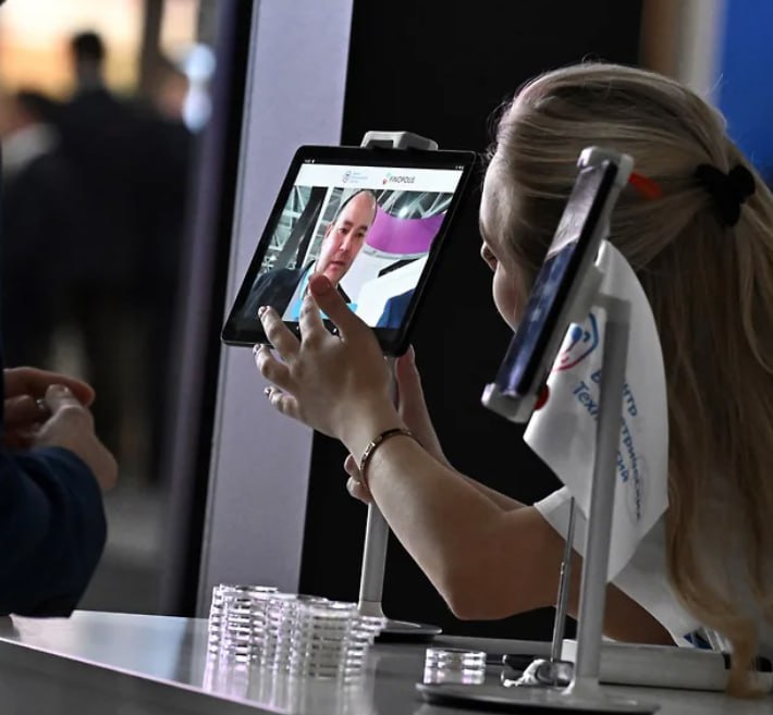 Биометрия на паузе почему платежи по лицу и голосу впервые показали спад Объем платежей по биометрии в III кв 2025 года сократился на 15 первый спад с начала наблюдений Основной провайдер услуги Сбербанк сервисом Оплата улыбкой воспользовались 4 4 млн человек через 1 4 млн терминалов Эксперты связывают спад с технологической усталостью и нейтрально отрицательным восприятием биометрии После быстрого роста среди первых пользователей наступила стагнация из за сопротивления основной массы потребителей Банки могут переориентироваться на альтернативные технологии оплату ладонью или NFC которые вызывают меньше психологического сопротивления ProБанки