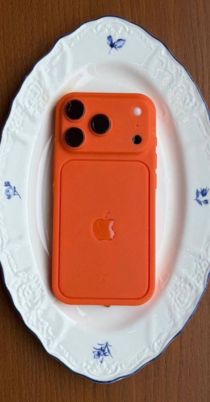 Московский рестик AVA Bistro в коллабе с Restore выпустил самый доступный айфон 17 про гастрономический шедевр из шоколадной глазури за 870 рублей Это конкурсная механика они там этот айфон разыграть планируют среди тех кто купил десерт Кстати шеф повар AVA Артем Лосев был у меня в подкасте Можете послушать человека который кормит все Патрики