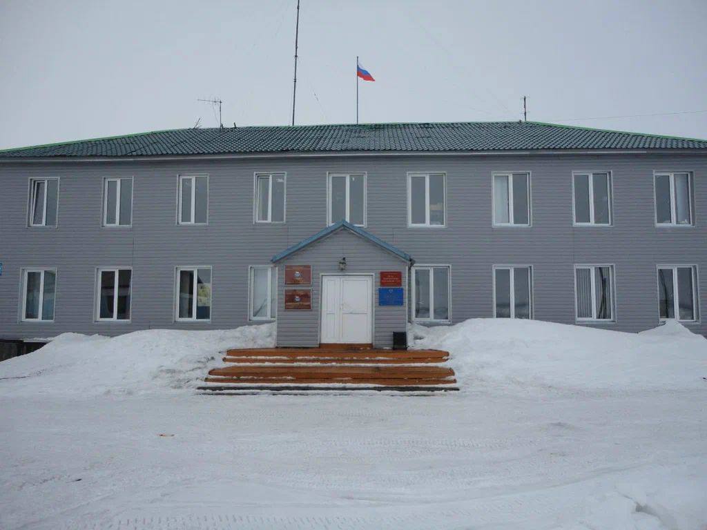 ‼ ‼ ‼  Повысили зарплату сами себе: в Таймырском районе прокуратура вернула в бюджет 400 тыс. руб., переплаченных главе с. Караул и председателю местного Совета депутатов   Прокуратура проверила соблюдение муниципальными служащими антикоррупционного законодательства и выявила злоупотребления при оплате труда главе с. Караул и председателю местного Совета депутатов.   Выяснилось, что в 2024 г. чиновники самостоятельно издавали приказы о своем привлечении к работе в выходные и праздничные дни. За это они «вознаграждали» себя двойной оплатой и общая сумма таких доплат превысила 400 тыс. руб.   Однако за переработки на их должностях вместо денежных выплат им причитаются дополнительные дни отдыха.  Прокуратура внесла Совету депутатов представление. После этого чиновники возместили причинённый бюджету ущерб.   Рассматривается вопрос о досрочном прекращении их полномочий в связи с утратой доверия.  Также прокуратура выявила, что начальник отдела районной администрации устроила свою родную сестру на должность директора музыкальной школы. В тот же период заведующая местным детским садом заключила контракты на поставку стройматериалов с организацией, в которой соучредитель — её муж.   Тем не менее муниципальные служащие предпочли умолчать о фактах личной заинтересованности и не уведомлять об этом своего работодателя.  По требованию прокуратуры виновные в коррупционных  правонарушениях привлечены к дисциплинарной ответственности. Нарушения устранены.      Прокуратура Красноярского края