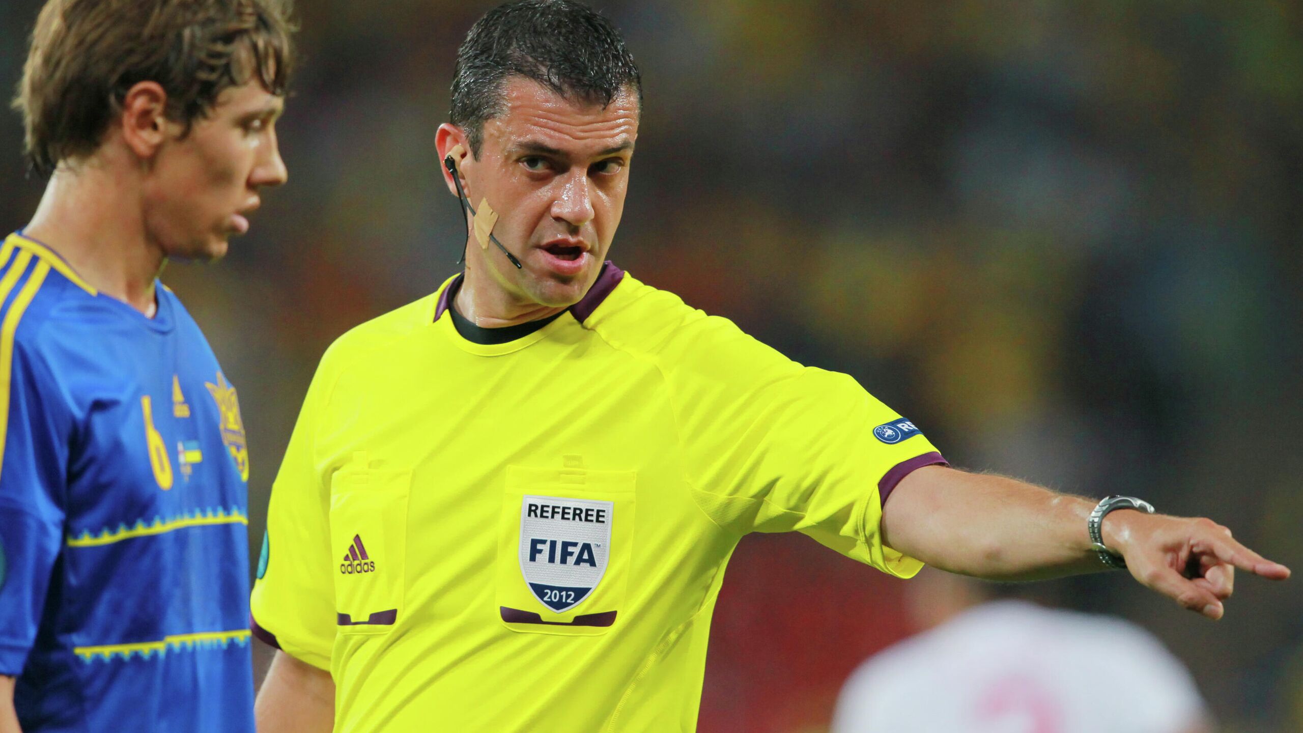 Сотрудники военкомата города Киев мобилизовали бывшего игрока киевского футбольного клуба Динамо и сборной Украины Дениса Гармаша сообщили в военкомате Национальной полицией в Печерский районный военкомат города Киева был доставлен бывший футболист Денис Гармаш для уточнения данных Бронирования или отсрочки от призыва по мобилизации он не имел После прохождения военно врачебной комиссии и общения с рекрутерами он выбрал службу в одном из подразделений вооруженных сил Украины говорится в сообщении военкомата опубликованном в социальной сети Facebook запрещена в РФ как экстремистская Киевский режим в последнее время столкнулся с нехваткой личного состава в ВСУ а насильственные действия сотрудников военкоматов по задержанию подлежащих мобилизации граждан постоянно приводят к скандалам и вызывают протесты