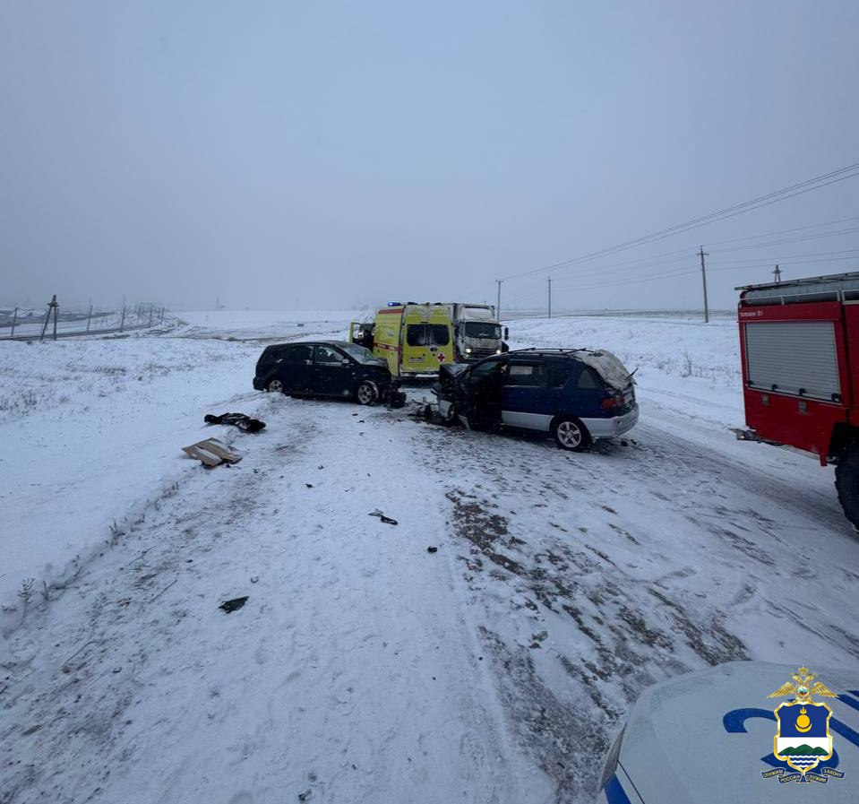 Сотрудники ГИБДД работают на месте ДТП между п Сосновый Бор и п Звездный По предварительным данным около 14 часов произошло столкновение автомашин Тойота Ипсум и Хонда Стрим Медицинская помощь потребовалась 4 участникам автоаварии Госавтоинспекторами устанавливаются обстоятельства произошедшего МВД Бурятии