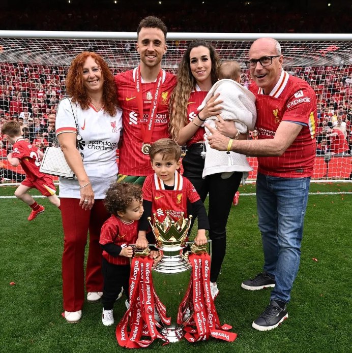 Сыновья Диогу Жоты выйдут на поле перед матчем его бывших клубов Ливерпуля и Вулверхэмптона Это будет первая встреча после трагической гибели легенды обоих клубов За Вулвз португалец провел 131 матч 44 гола 19 ассистов а в составе красных 182 игры 65 голов 26 ассистов