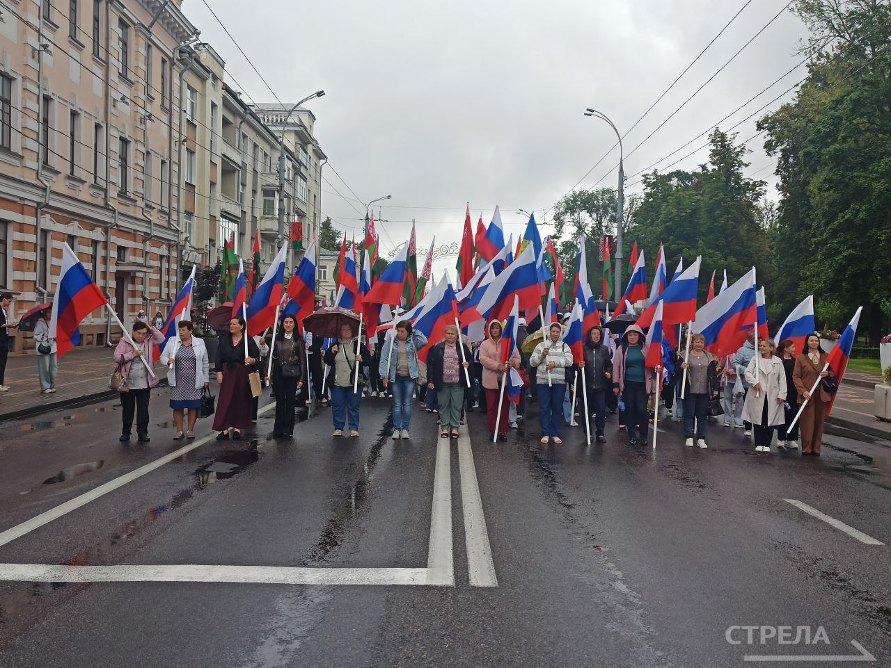 В Гомеле прошли торжественные мероприятия в честь фестиваля «Славянское единство - 2025». В них приняли участие губернаторы Гомельской и Брянской области Иван Крупко и Александр Богомаз, а также председатель областного Совета депутатов Екатерина Зенкевич и председатель Брянской областной Думы Валентин Суббот. В честь фестиваля состоялось торжественное шествие по центру Гомеля. Были развернуты полотна флагов России и Республики Беларусь. Состоялись выступления танцевальных и творческих коллективов. Губернаторы обошли подворья на центральной площади имени Ленина. На них работали резчики по дереву, свою продукцию представили и изготовители корзин. В честь фестиваля был сделан 80-метровый пирог славянской дружбы как символ 80-летия Победы и единства наших народов Фото: РИА «Стрела»