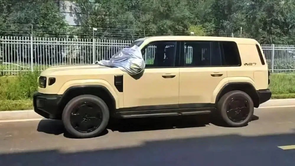 Сhery выведет в Россию пятиметровый внедорожник iCaur   Chery анонсировала первый гибридный SUV под брендом iCaur, созданный специально для российского рынка. Премьера модели с технологией REEV  последовательный гибрид с увеличенным запасом хода  состоится 1 августа в Дубае.  Пятиметровый внедорожник ориентирован на зимнюю эксплуатацию, дальние поездки и бездорожье. Модель получит адаптированную подвеску, устойчивую работу в морозы и увеличенный запас хода — ключевые качества для российских условий.