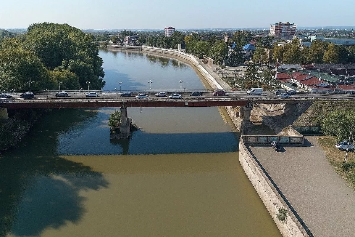В Славянске-на-Кубани не будут перекрывать мост через реку Протока во время ремонтных работ. Проект реконструкции моста через реку Протока в Славянске-на-Кубани находится в разработке. Об этом сообщил глава Славянского района Роман Синяговский. Мост важен для жителей Славянского и Красноармейского районов. Работы будут масштабными и дорогостоящими. Реконструкция запланирована по поручению губернатора Краснодарского края Вениамина Кондратьева. Новый мост будет четырехполосным и обеспечит стабильное сообщение между населенными пунктами. Проезд перекрывать не будут, парк им. Григория Пономаренко останется нетронутым. В результате реконструкции мост станет современным, безопасным и соответствующим требованиям транспортной инфраструктуры.