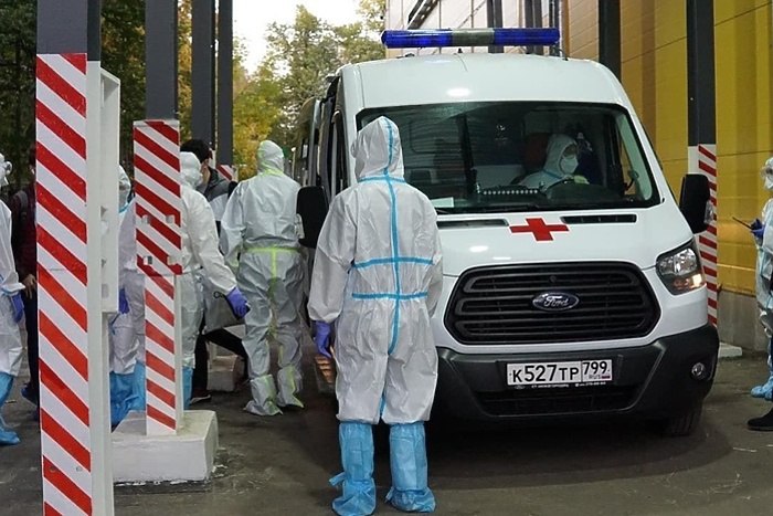 В Бразилии нашли новый коронавирус В Бразилии нашли новый коронавирус у летучих мышей Вирус выявлен у вида насекомоядных рукокрылых в штатах Мараньян и Сан Паулу В Роспотребнадзоре уточнили что следят за ситуацией Анализ генома показал что BRZ batCoV относится к той же группе бета коронавирусов что и возбудители известных заболеваний COVID 19 MERS и атипичной пневмонии Специалисты Роспотребнадзора отметили что риск передачи вируса от животных к человеку оценивается как низкий В ведомстве отмечают необходимость продолжения тщательного мониторинга ситуации и углубленных научных исследований для обеспечения биологической безопасности пишет E1 RU uralweb ru