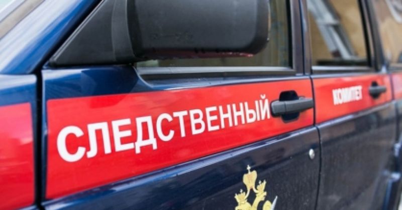 В Воронежской области будут судить замглавы Богучарского района, который застрелил пенсионера на охоте Завершилось расследование по делу об убийстве по неосторожности, которое произошло в феврале текущего года в Богучарском районе. В начале этого года замглавы Богучарского района Алексей Кожанов отправился на охоту вместе со своим приятелем. Разряжая свое ружье, чиновник случайно выстрелил в своего 72-летнего компаньона по охоте. Тогда воронежский следком возбудил уголовное дело о причинении смерти по неосторожности ч.1 ст.109 УК РФ . ↗ Прислать новость Подписаться