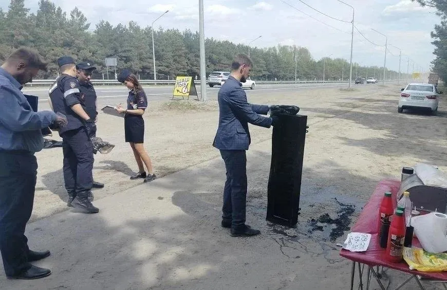 Уличную торговлю шашлыком и ягодами пресекли в Барнауле Во время рейда проверяющие выявили нарушения в двух уличных торговых точках на Правобережном тракте Здесь пресекли продажу шашлыка в антисанитарных условиях без документов подтверждающих безопасность продукции А на парковке возле ТЦ Первомайский остановили торговлю ягодами из машин На продавцов составили административные протоколы за нарушение правил использования придорожных полос осуществление предпринимательской деятельности без лицензии и незаконное размещение торговых точек Проверяющие изъяли мангалы и выдали требования об уничтожении продукции В мэрии отметили с 13 апреля размер штрафов за несанкционированную торговлю увеличился Нарушителям грозит предупреждение либо штраф от 2000 до 5000 рублей ранее от 500 до 3000 рублей За повторное нарушение от 5000 до 10000 рублей ранее от 3000 до 5000 рублей