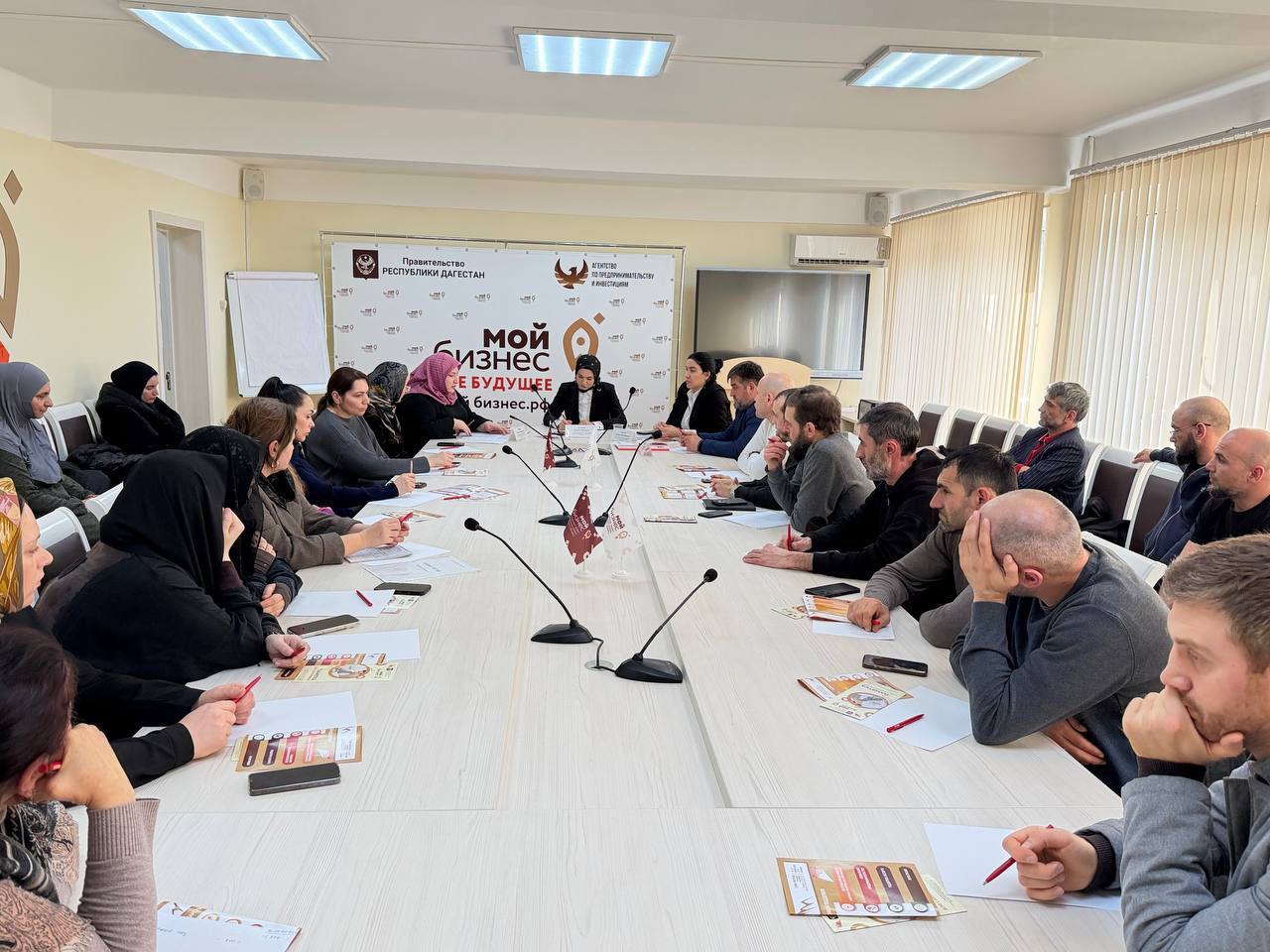Более 40 жителей Дагестана посетили семинар по соцконтракту в Центре Мой бизнес В Дагестане прошел информационный семинар посвященный правилам подачи заявки на социальный контракт в 2026 году Организатором мероприятия выступил Центр поддержки предпринимательства РД Центр Мой бизнес Дагестана совместно с Министерством труда и социального развития Республики Дагестан Участниками встречи стали более 40 жителей республики заинтересованных в открытии или развитии собственного дела при поддержке государства Спикерами мероприятия стали ведущие эксперты ведомства специалист отдела социальных выплат управления социальной поддержки Минтруда РД Габибат Кадырова главный эксперт отдела социальных выплат управления социальной поддержки Минтруда РД Маликат Хизриева а также начальник отдела государственной социальной помощи на основании социального контракта ГКУ УСЗН Магомед Джамалудинов В ходе семинара участникам подробно разъяснили порядок подачи заявки на социальный контракт в 2026 году требования к оформлению бизнес плана и актуальные меры поддержки от государства Особое внимание было уделено практическим аспектам слушатели узнали как избежать типичных ошибок при сборе документов и на что обратить внимание при защите бизнес идеи Наибольший интерес у аудитории вызвал формат открытого диалога все желающие смогли задать представителям Минтруда РД личные вопросы и получить профессиональные консультации с учетом своих конкретных ситуаций Социальный контракт это реальный инструмент который помогает людям встать на ноги и начать свое дело Наша задача сделать этот путь максимально понятным Более 30 человек сегодня ушли с четким пониманием алгоритма действий и это отличный результат отметил первый заместитель директора ГАУ РД Центра поддержки предпринимательства РД Мой бизнес Загират Буттаева Мероприятие состоялось в рамках реализации национального проекта Эффективная и конкурентная экономика