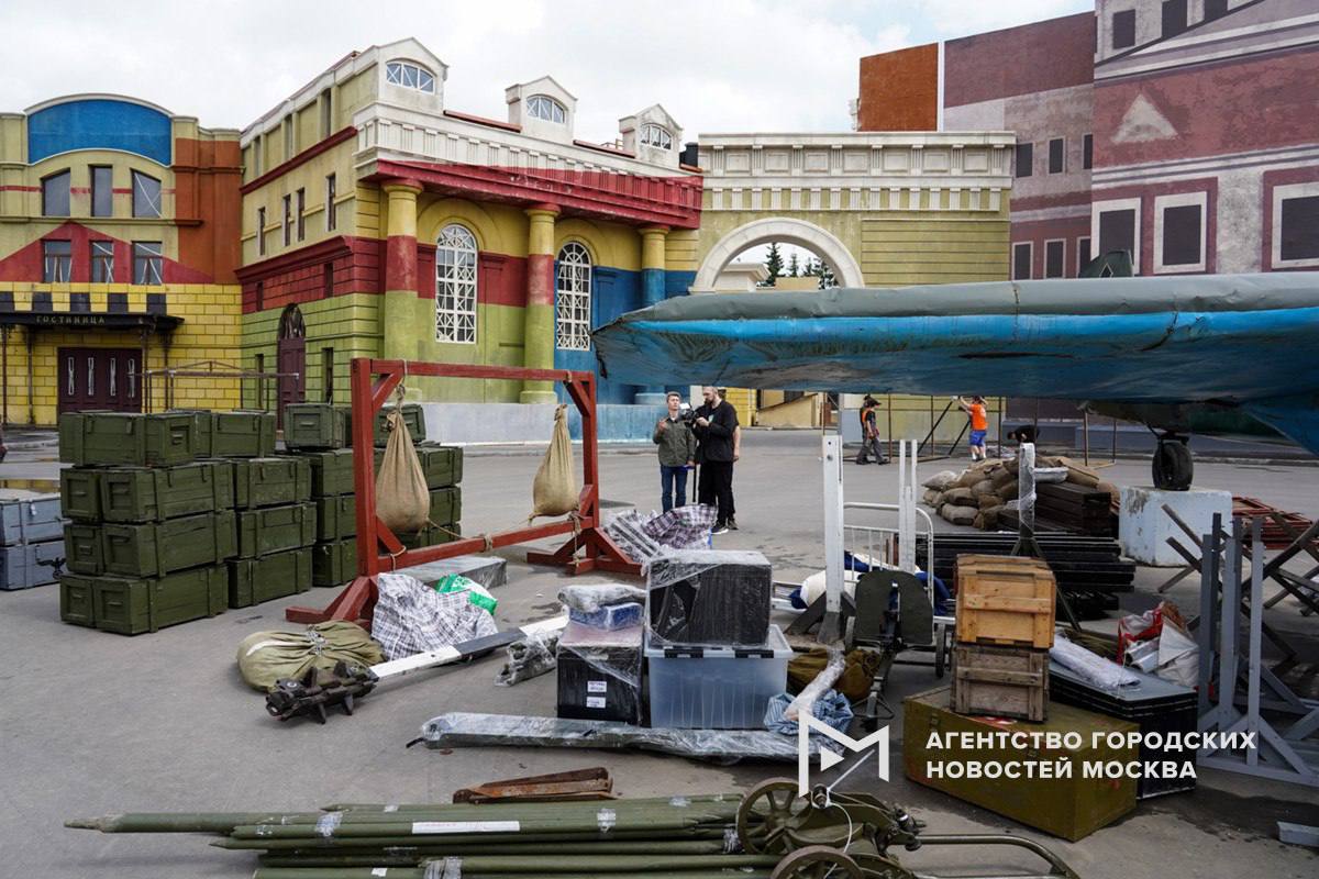 Сергей Собянин рассказал о развитии креативных индустрий Москвы. Кино, музыка, видеоигры, издательское дело, дизайн, театр и реклама не только делают нашу жизнь ярче, но и успели заявить о себе как о важнейшем секторе городской экономики. Его доля в общем объеме валового регионального продукта в 2023 году достигла 10,1% и составила 3,3 трлн руб. Мэр уточнил, что за последние пять лет количество организаций и индивидуальных предпринимателей в этой сфере выросло на 11,7% и превысило уже 113 тыс. Стабильно растет и выручка компаний: в прошлом году сектор креативных индустрий заработал на 103,8% больше, чем в 2019 году – 6,7 трлн руб. «Москва»