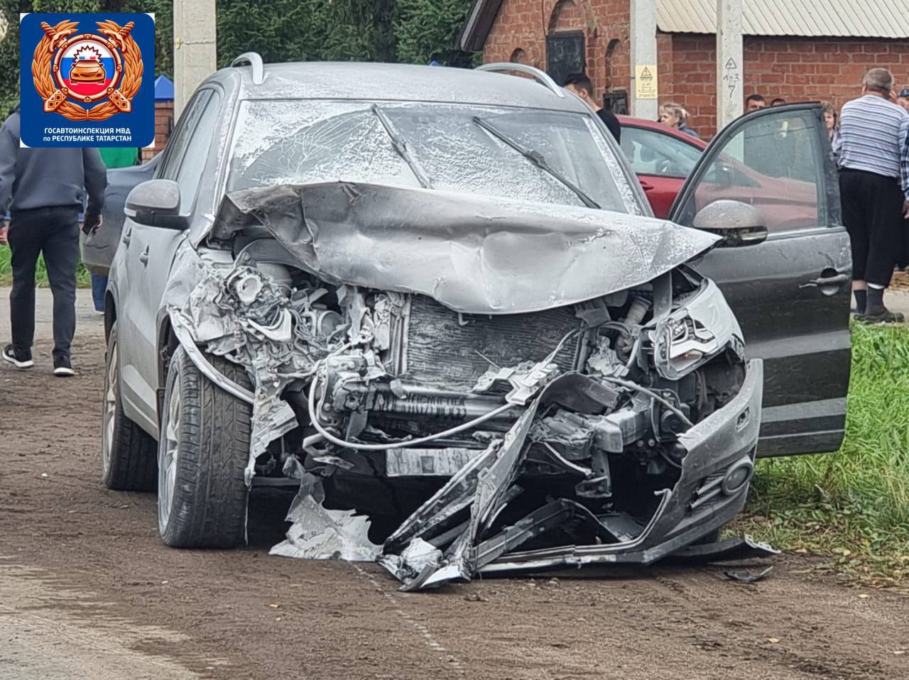 ГИБДД рассказала подробности страшной аварии в посёлке Тихоновна Альметьевского района.  По предварительным данным, 20-летний водитель Volkswagen выехал на встречку и столкнулся с Renault. От удара второй автомобиль загорелся и влетел в припаркованный грузовой автомобиль Mercedes, который тоже загорелся.  «В результате пассажир Volkswagen, водитель и пассажир Renault, в том числе ребенок 2019 года рождения с травмами госпитализированы в больницу», - заявили в ведомстве.