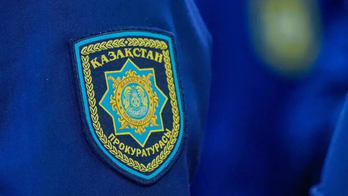 Еще один прокурор оказался в центре скандала В Усть Каменогорске временно отстранили от должности городского прокурора Тимура Чакпантаева Его имя связывают с подозрениями в избиении подчиненных В полиции ситуацию не комментируют однако в прокуратуре области подтвердили Казинформу наличие дела По какой статье неизвестно так же как и процессуальный статус фигуранта Идет служебное расследование В ведомстве также отметили что ранее по аналогичным обстоятельствам уже проводились проверки в отношении других сотрудников прокуратуры города Факты частично подтвердились и работники были привлечены к дисциплинарной ответственности за нарушение норм служебной этики пишет агентство