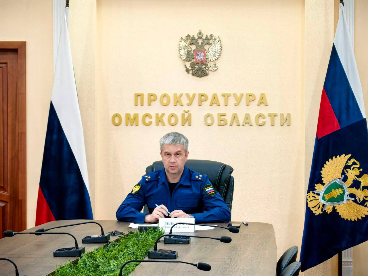 Заместитель прокурора Омской области Евгений Бельтюков провел прием граждан по вопросам содержания автомобильных дорог Обратившиеся на прием жители региона обозначили проблемы, связанные с ненадлежащим содержанием дорог на территории ряда муниципальных районов области. Вследствие нарушения дорожного покрытия не обеспечивается безопасность дорожного движения, а также в ряде случаев затрудняется транспортное сообщение до отдаленных населенных пунктов. Заместитель прокурора области принял письменные обращения и поручил подчиненным сотрудникам незамедлительно организовать проверки в целях правовой оценки обжалуемых действий, при наличии оснований принять меры прокурорского реагирования для восстановления прав заявителей. Рассмотрение обращений контролируется прокуратурой Омской области.