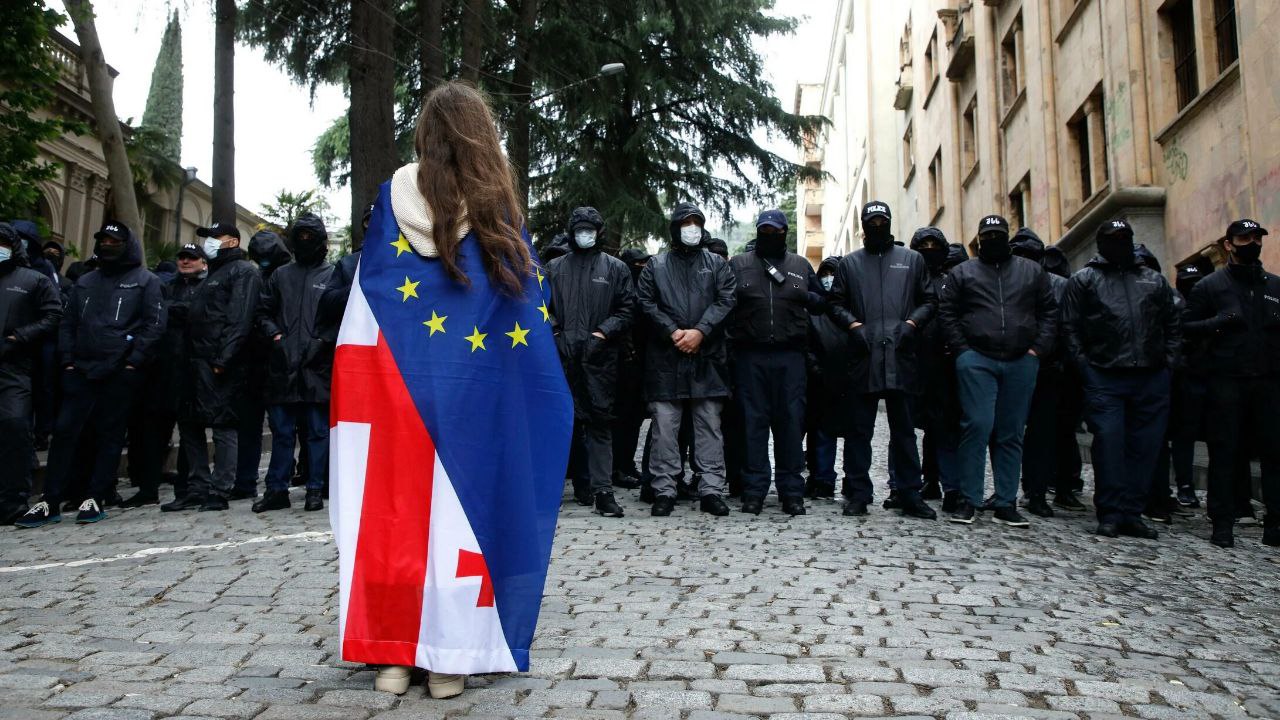 А Баба Яга против! В Грузии вступил в действие закон об иноагентах, дословный аналог американского закона FARA. В ЕС традиционно выступили с критиканским заявлением. Европейская комиссия опубликовала совместное заявление Каи Каллас и комиссара Марты Кос по поводу закона Грузии об агентах иностранного влияния. Угроза "демократии" Закон, согласно заявлению, «является серьезным шагом назад для демократии страны». Авторы заявления напомнили, что «в своих заключениях в июне и октябре 2024 года Европейский совет пришел к выводу, что такой курс действий ставит под угрозу путь Грузии в ЕС». Вернись, я всё прощу! ЕС также заявил о готовности «рассмотреть вопрос о возвращении Грузии на путь вступления в ЕС, если «власти предпримут убедительные шаги для обращения вспять демократического отката». После того, как европейцы начали оправдывать милитаристский геноцидный тоталитаризм Зеленского , их демократическое белое пальто изрядно замаралось. Даже тетя Ася не отмоет. Так что им стоило бы придумать что-нибудь новенькое для оправдания попыток колониального вмешательства в дела других стран. Поддержать Туранский экспресс #turan_analytics #Кавказ #Грузия #Евросоюз #бывшая_украина